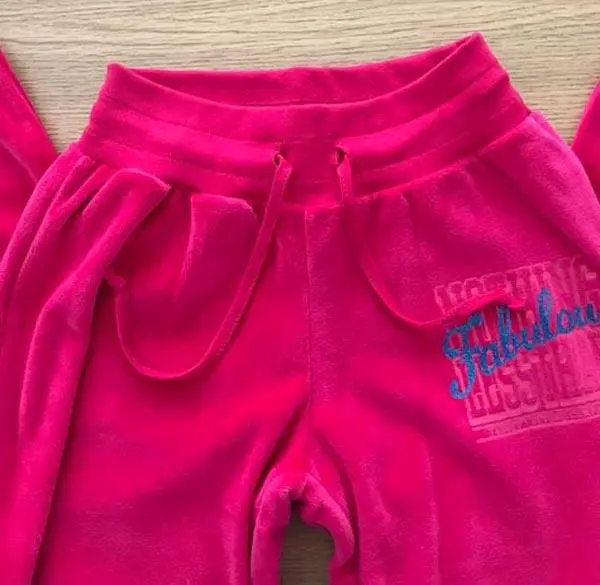 Foto uit de officiële melding: Target Sportswear Meisjes trainingspak — risico: Verwonding & Verwurging