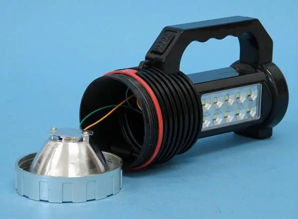 Photo de l’avis officiel: Hl Lampe LED portable — risque: Choc électrique & Incendie