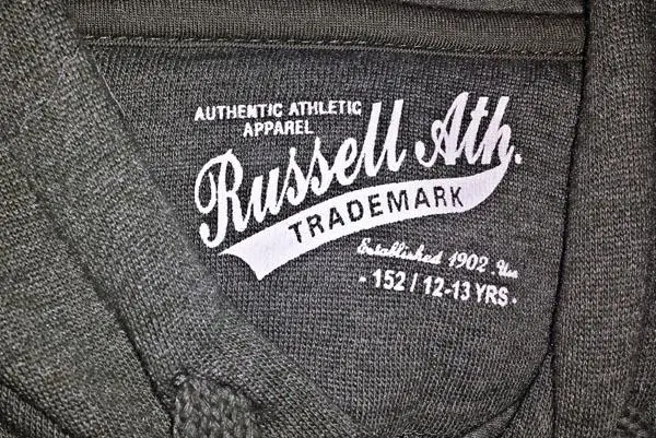 Foto aus der offiziellen Meldung: Russell Athletic Kapuzenpullover für Kinder — Risiko: Strangulierung