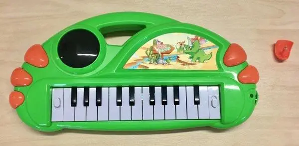 Photo from the official notice: TOI-TOYS Little Pianist musical toy — choking risk