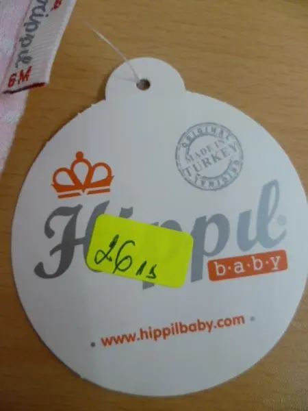 Foto aus der offiziellen Meldung: HIPPIL Kinderkleidungsset — Risiko: Ersticken
