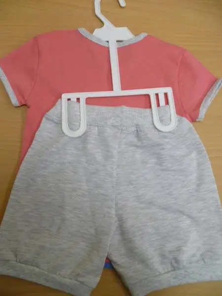 Foto aus der offiziellen Meldung: Kinderkleidungsset — Risiko: Ersticken