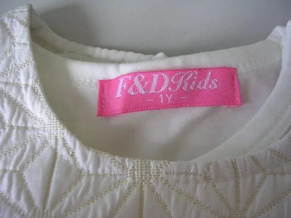 Foto aus der offiziellen Meldung: F&amp;D KIDS Kleidungsset für Mädchen — Risiko: Ersticken