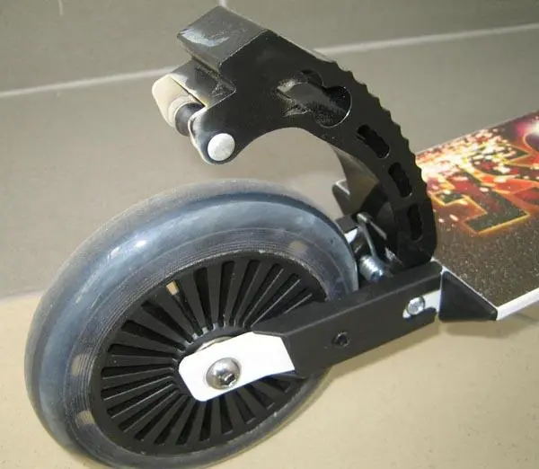 Photo de l’avis officiel: Zinc / HY-PRO FOLDING INLINE SCOOTER Scooter de kick — risque: Blessures