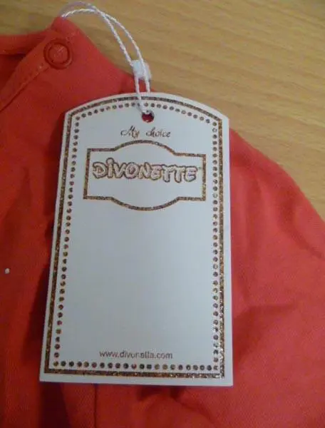 Foto aus der offiziellen Meldung: DIVONETTE Kinderkleidungsset — Risiko: Ersticken