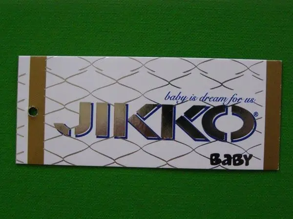 Foto aus der offiziellen Meldung: Jikko Anzug für Babys — Risiko: Ersticken