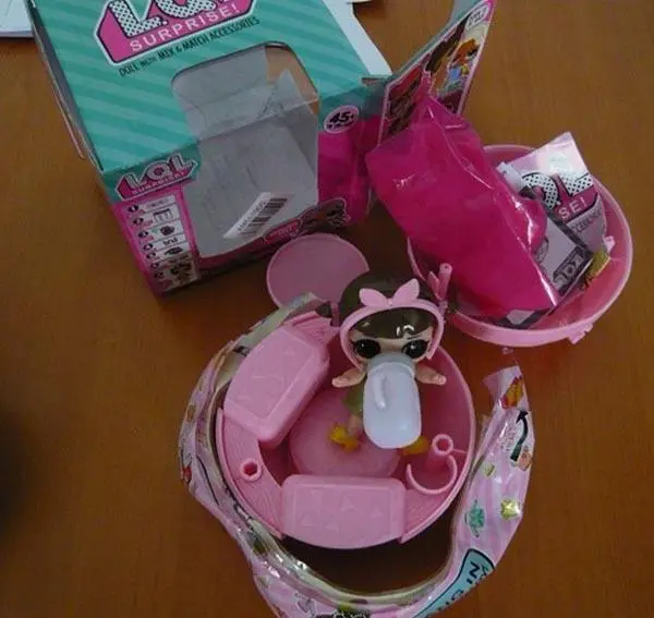 Foto aus der offiziellen Meldung: L.Q.L. SURPRISE! MIX &amp; MATCH ACCESSORIES Plastikpuppe Set — Risiko: Chemikalie