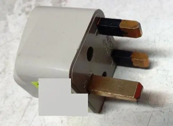 Foto aus der offiziellen Meldung: GTV Reisestecker Adapter — Risiko: Elektrischer Schlag