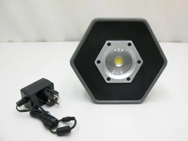 Photo de l’avis officiel: LED Storm Tehokas LED työvalaisin Lumière LED — risque: Choc électrique