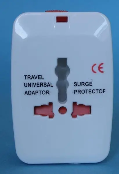 Foto uit de officiële melding: TRAVEL UNIVERSAL ADAPTOR De adapter van de reisstekker — risico: Elektrische schok (A12/0282/18)