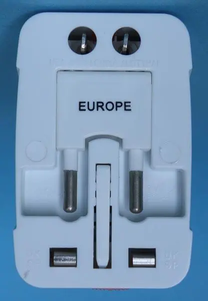 Foto uit de officiële melding: TRAVEL UNIVERSAL ADAPTOR De adapter van de reisstekker — risico: Elektrische schok (A12/0282/18)