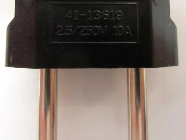 Foto do aviso oficial: Adaptador de plugue de viagem — risco: Choque elétrico