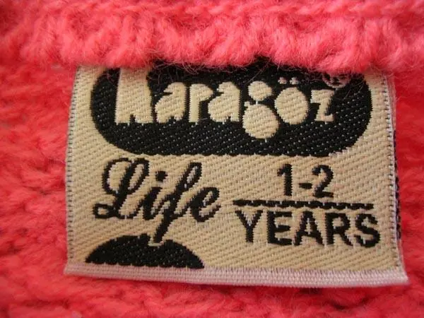 Foto aus der offiziellen Meldung: Karagöz Strickjacke für Mädchen — Risiko: Ersticken