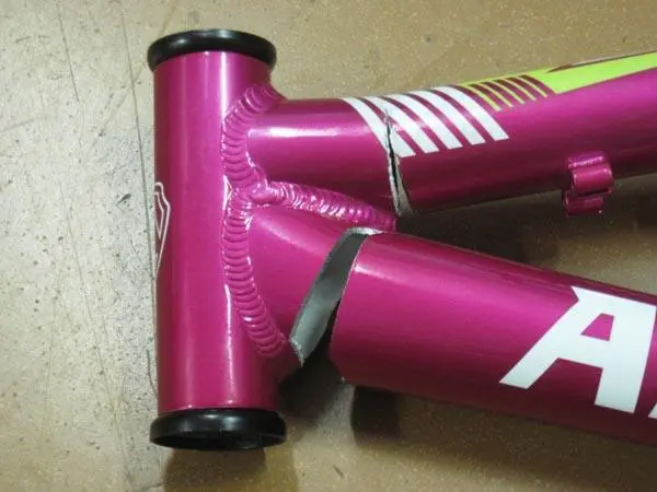 Foto uit de officiële melding: SPORTISIMO ARCORE Kinderfiets — risico: Verwonding