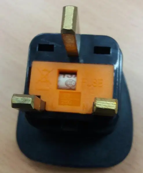 Foto do aviso oficial: Connect It Travel Adapter Adaptador de plugue de viagem — risco: Choque elétrico