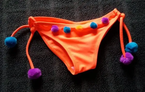 Photo de l’avis officiel: EWLON 1) SONIA, 2) SI-SI Maillot de bain pour filles — risque: Etranglement