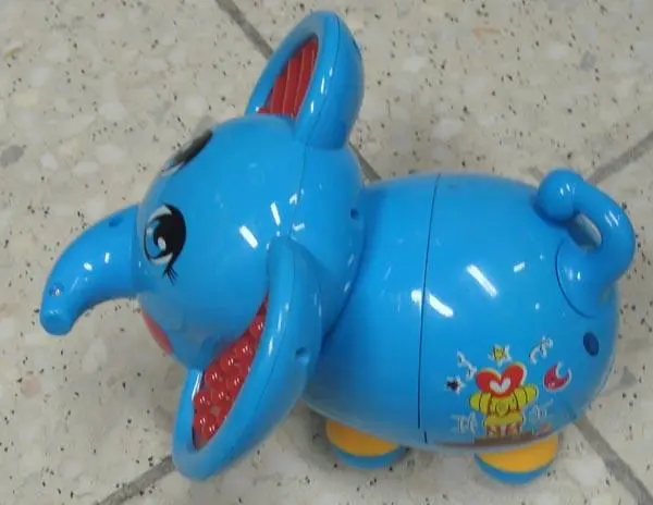 Photo from the official notice: Hipo Slon chodzacy plastic toy — choking risk