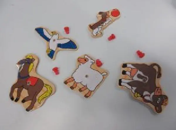 Foto aus der offiziellen Meldung: Hölzerne Puzzleuhr — Risiko: Ersticken