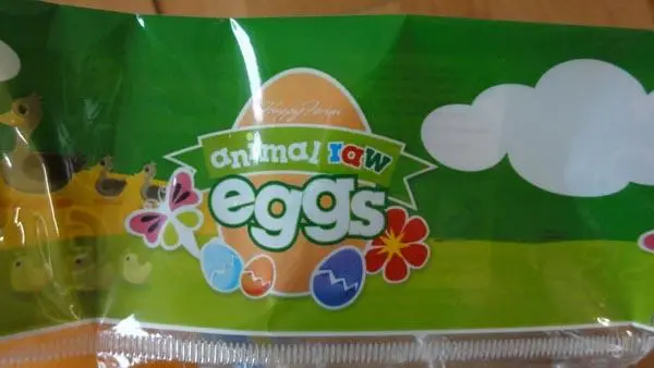 Foto aus der offiziellen Meldung: P.H. KRIS TAEM/Happy farm Animal raw eggs Push-along Spielzeug — Risiko: Ersticken