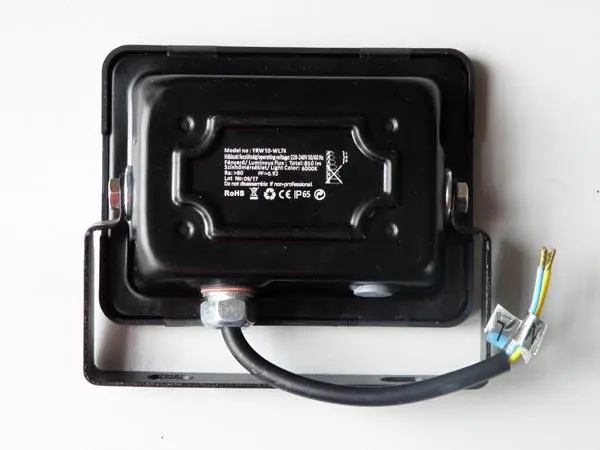Foto do aviso oficial: LED FLOODLIGHT / LED REFLEKTOR Projetor LED — risco: Choque elétrico