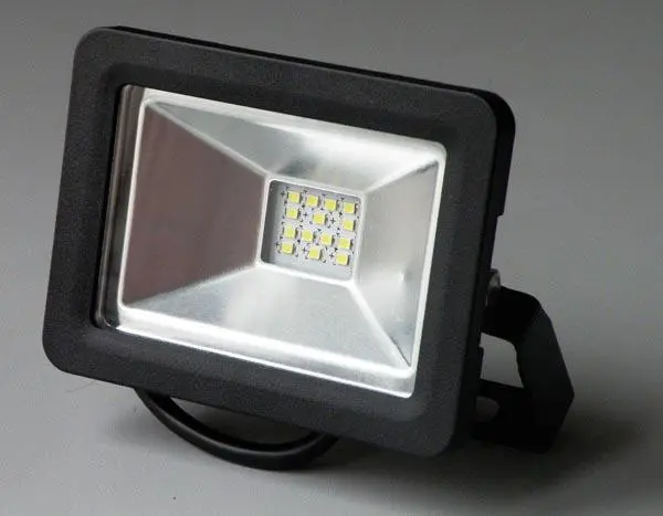 Foto do aviso oficial: LED FLOODLIGHT / LED REFLEKTOR Projetor LED — risco: Choque elétrico