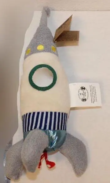 Foto uit de officiële melding: Søstrene Grene Space doll and Space rocket Pluche speelgoed — risico: Verstikking door inslikken