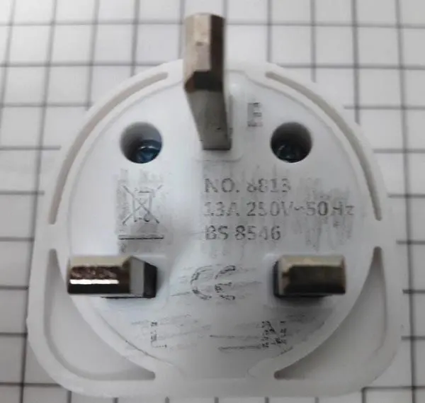 Foto aus der offiziellen Meldung: Reisestecker Adapter — Risiko: Feuer