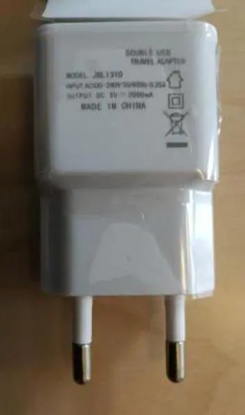 Foto do aviso oficial: TRAVEL ADAPTER Carregador USB — risco: Choque elétrico (A12/0776/18)