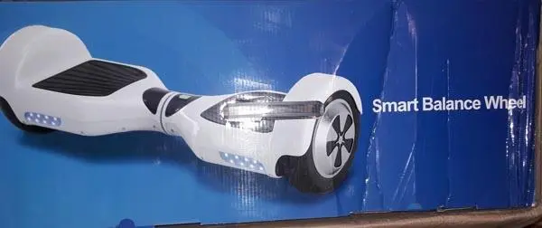 Foto aus der offiziellen Meldung: Max Rider Smart Balance Wheel Selbstbalancierender Elektroroller — Risiko: Elektrischer Schlag