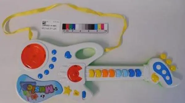 Foto do aviso oficial: Marco's Toys Stars Guitar Music Light Guitarra de brinquedo — risco: Engasgamento