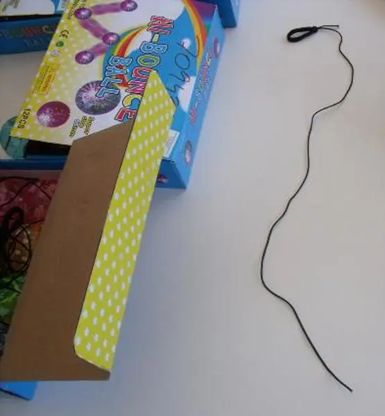 Foto aus der offiziellen Meldung: BEACH WORLD Bounce Ball Kugeln mit elastischer Kordel (Yo-Yo Kugeln) — Risiko: Strangulierung