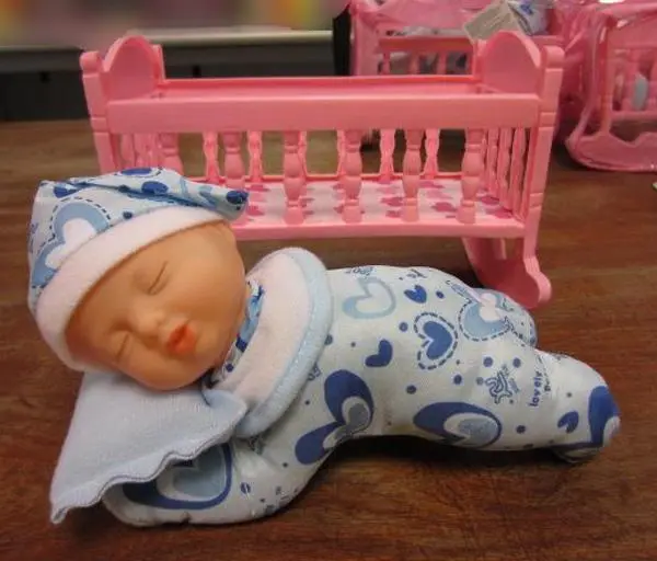 Foto do aviso oficial: Amatoys Boneca de plástico com acessórios — risco: Engasgamento