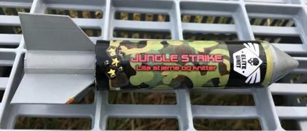 Foto aus der offiziellen Meldung: Bright Star Fireworks A/S Jungle Strike, Desert Strike, Arctic Strike Feuerwerk — Risiko: Verbrennungen
