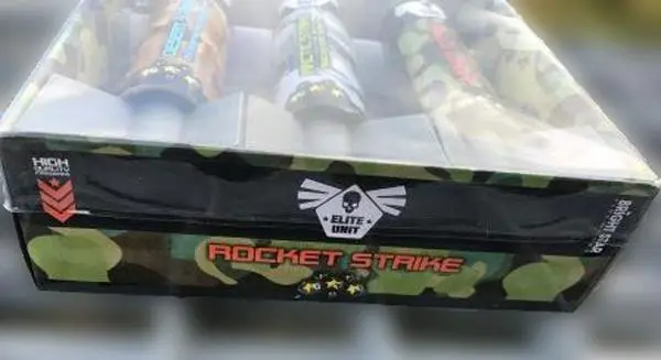 Foto aus der offiziellen Meldung: Bright Star Fireworks A/S Jungle Strike, Desert Strike, Arctic Strike Feuerwerk — Risiko: Verbrennungen