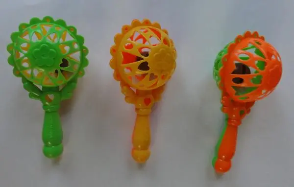 Photo from the official notice: Grzechotka plastic rattle — choking & cuts risk