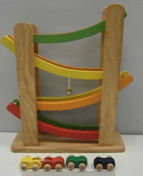 Foto aus der offiziellen Meldung: Mentari Rainbow Slope Holzspielzeug — Risiko: Ersticken