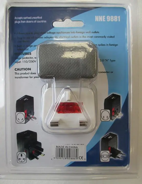 Foto uit de officiële melding: Mastar International Travel Adaptor with USB De adapter van de reisstekker — risico: Elektrische schok