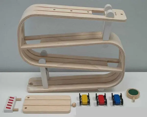 Foto do aviso oficial: Plan Toys Ramp Racer Brinquedo de madeira — risco: Engasgamento