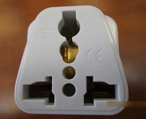 Foto aus der offiziellen Meldung: Narken Travel Adaptor Reisestecker Adapter — Risiko: Elektrischer Schlag & Feuer