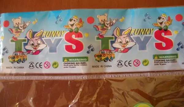 Foto aus der offiziellen Meldung: P.H. Kris TAEM Funny Toys / Kogut pchacz Push-along Spielzeug — Risiko: Ersticken