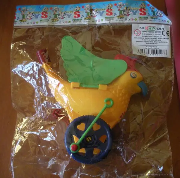 Foto aus der offiziellen Meldung: P.H. Kris TAEM Funny Toys / Kogut pchacz Push-along Spielzeug — Risiko: Ersticken
