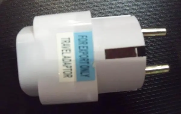 Foto do aviso oficial: As Adaptador de plugue de viagem — risco: Choque elétrico