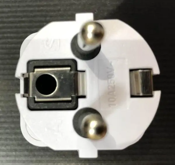 Foto do aviso oficial: As Adaptador de plugue de viagem — risco: Choque elétrico