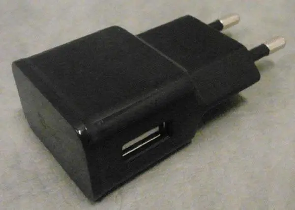 Photo de l’avis officiel: 4-OK Home charger + car charger Chargeur USB — risque: Choc électrique
