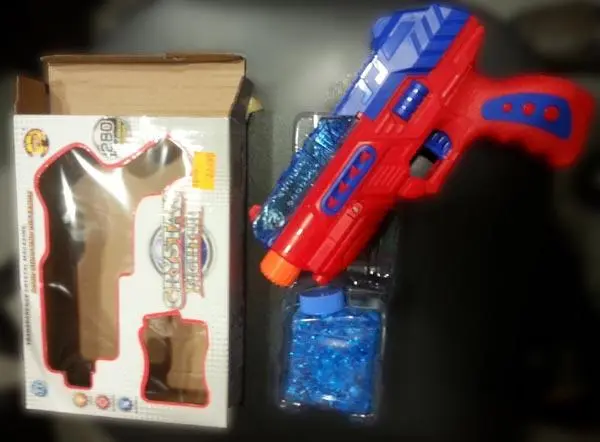 Foto do aviso oficial: Crystal Fighter Pistola de bala de água — risco: Engasgamento & Ferimentos