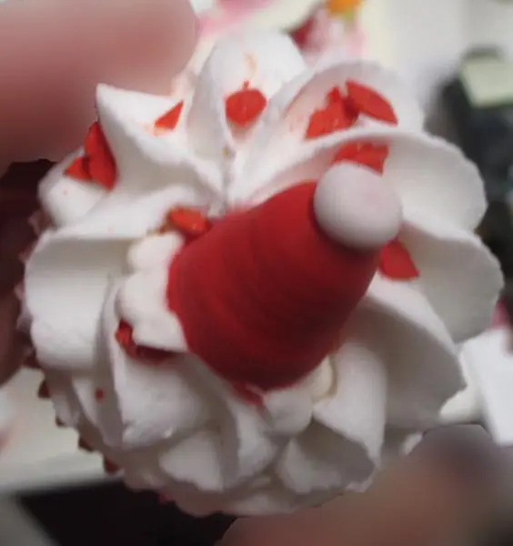 Zdjęcie z oficjalnego zgłoszenia: TENTATION bulles de séduction Mini Cupcake SANTA'S HAT Produkt do kąpieli — ryzyko: Zadławienie