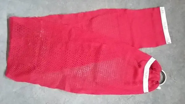Foto aus der offiziellen Meldung: Filt Sling by Fil'up Babytrage — Risiko: Einklemmen & Verletzungen
