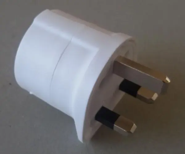 Foto aus der offiziellen Meldung: Eastern Reisestecker Adapter — Risiko: Feuer