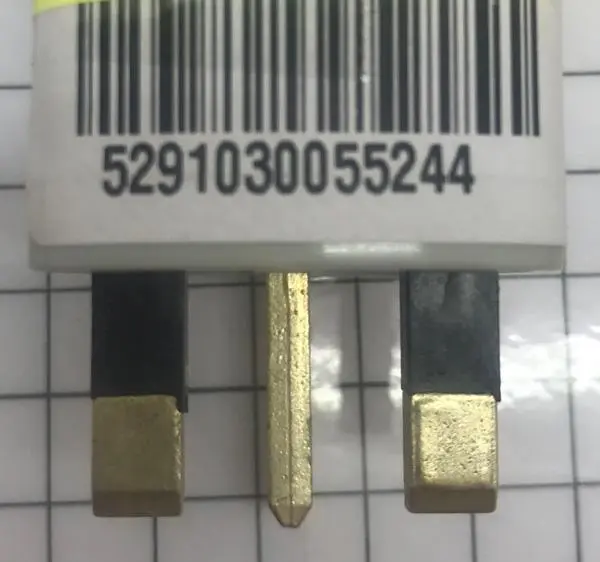 Foto aus der offiziellen Meldung: As Reisestecker Adapter — Risiko: Elektrischer Schlag & Feuer