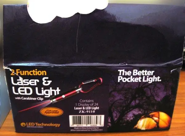 Foto aus der offiziellen Meldung: Zk 2 Function Laser &amp; LED Light with Carabiner Clip Laserpointer — Risiko: Sehschaden